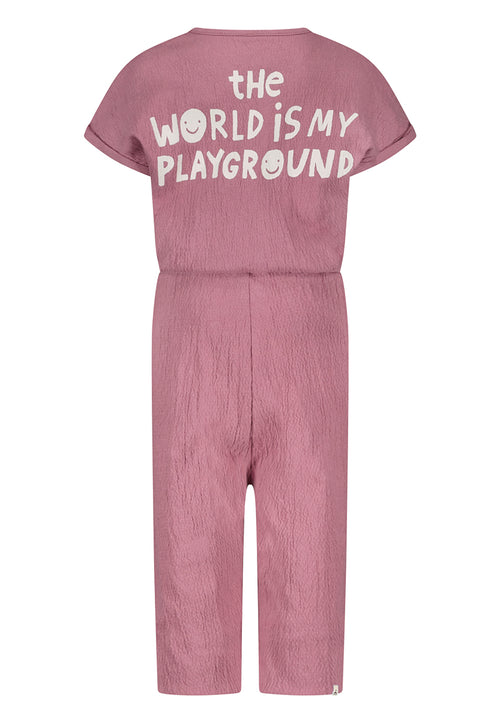 oud roze jumpsuit met the world is my playground tekst op de achterkant